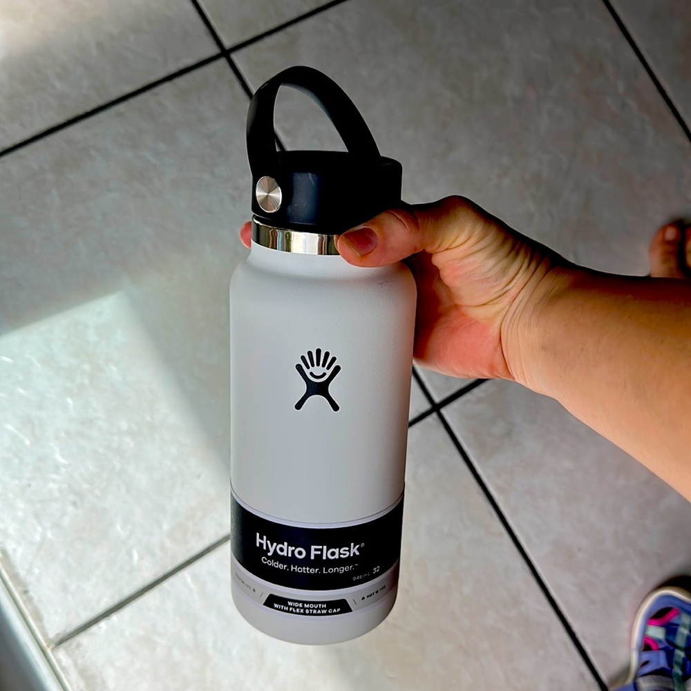 White 32 ounce Hydroflask wide mouth insulated water bottle. Brand new